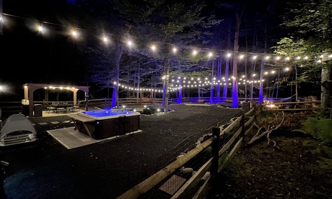 Locust Lake Village Chalet De Esquí | Spacious and cozy pet friendly chalet w/ hot tub & garden sauna