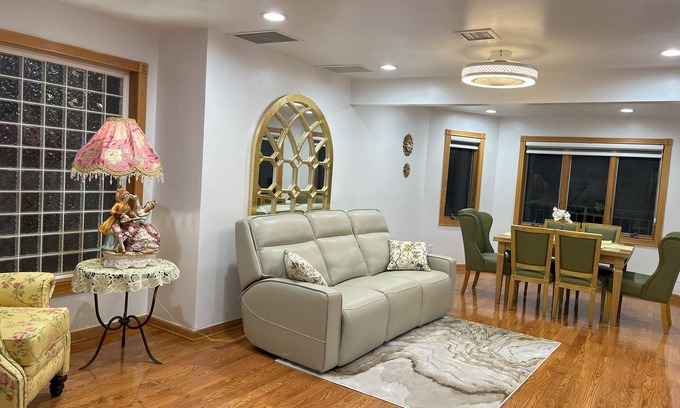 Murray Hill Apartamento | Spacious and Elegant apartment on second floor with all the amenities.