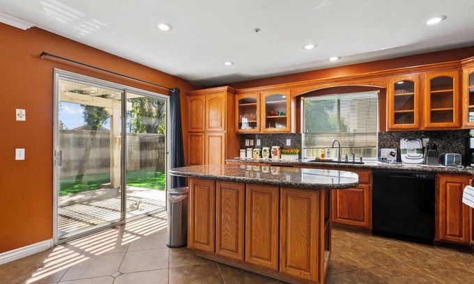 Fontana Casa | Spacious and Elegant Home on Yorktown Ct