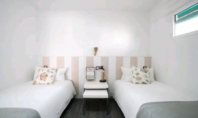 Cabo de las Huertas Apartamento | Spacious and Stylish 3 Bedroom Apartment- 4min walk to beach