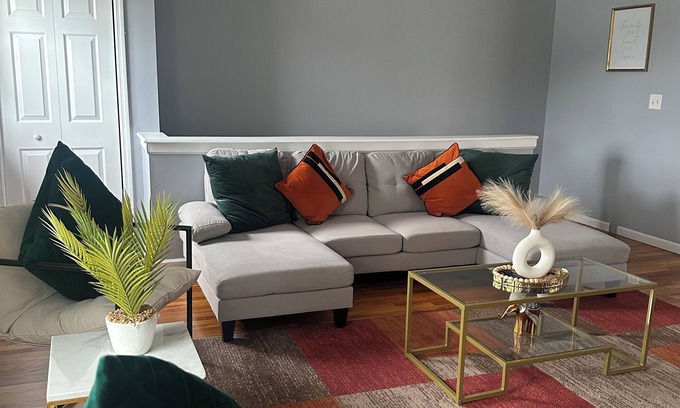 West Orange Apartamento | Spacious and Family-Friendly 3-bedroom Pad Near Airport! Parking on site!