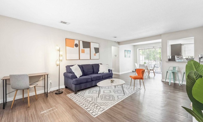 Pleasant Valley Apartamento | Spacious and Fun King Bed 2BR, 5 Min to DT