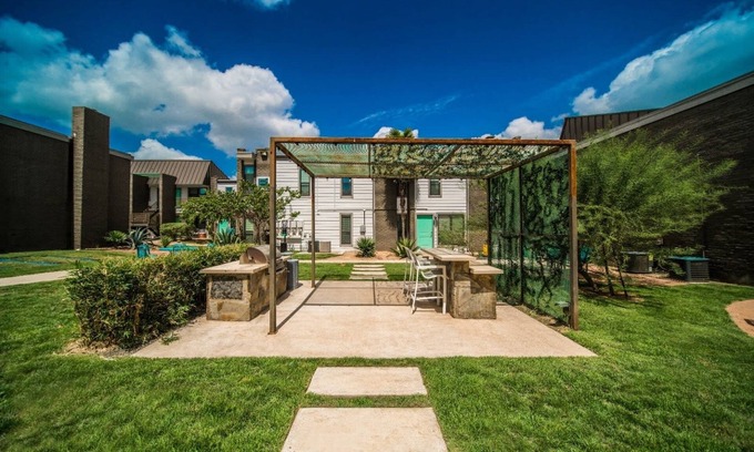 Riverside Apartamento | Spacious and Fun King Bed 2BR w Pool 5 Min to DT