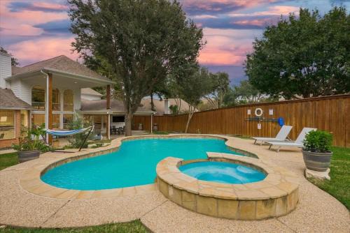 Grand Prairie Casa | Spacious and Luxury Home w Cinema Room and Pool
