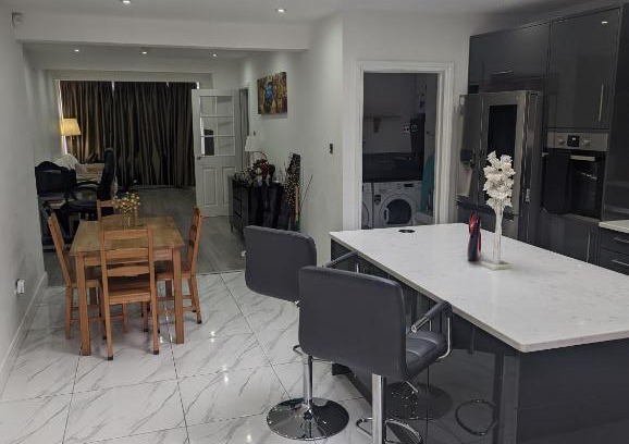 Jubilee Casa | Spacious and modern 2 bed house with garden.