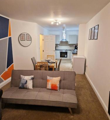 Wolverhampton Apartamento | Spacious and modern apartment near Molineux Stadium, perfect for contractors, parking and WiFi