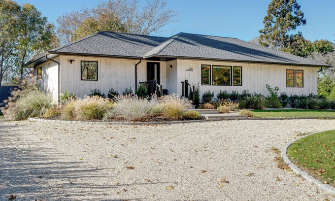Cutchogue Casa | Spacious and Modern North Fork Home Close to Multiple Wineries, Perfect for...