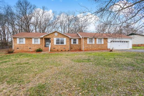 Valley Falls Casa | Spacious and private home at Boiling Springs
