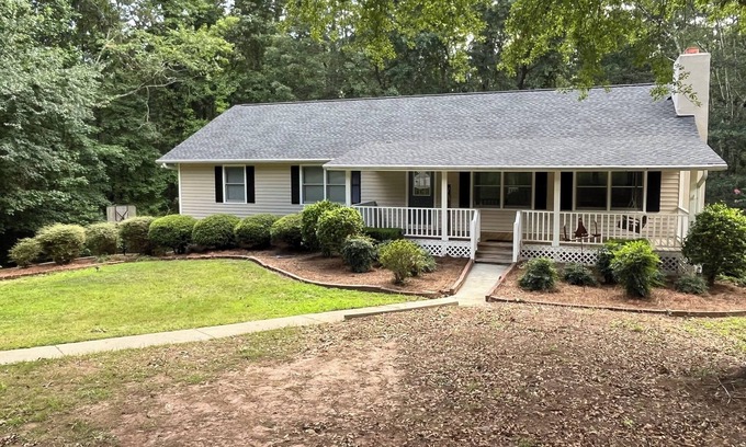 Townville Casa | Spacious and quiet lakehouse with dock on Lake Hartwell