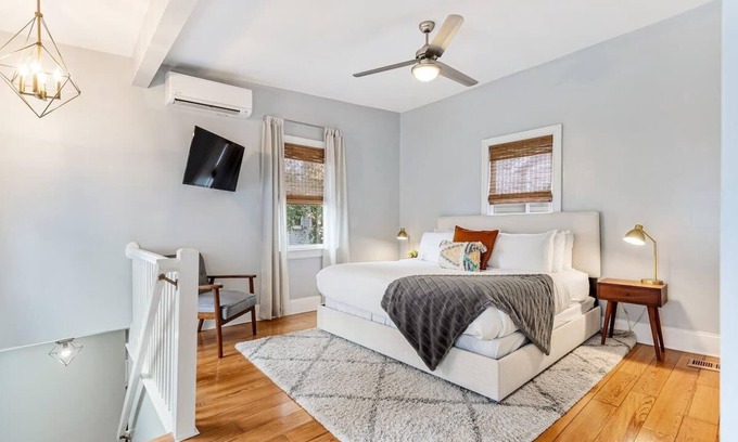 Westside Apartamento | Spacious and Quiet One Block off King Street