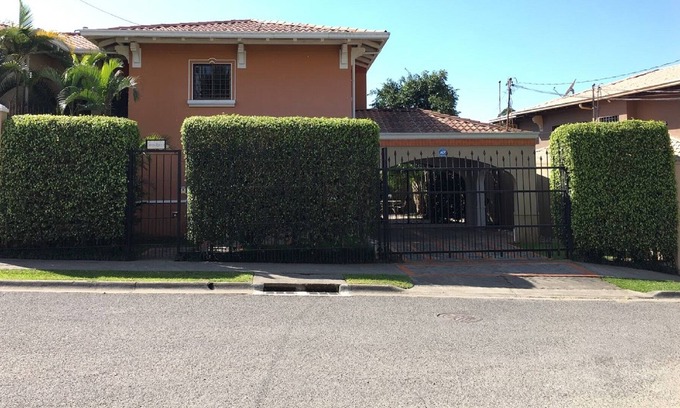 Curridabat Casa | Espacioso y tranquilo con excelente ubicación