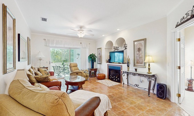 Burnt Store Marina Condominio | Spacious and snowbird friendly home with W/D, close to beaches, parks and harbor