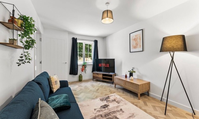 Newark upon Trent Casa | Spacious and Stylish Abode in Nottingham Sleeps 14