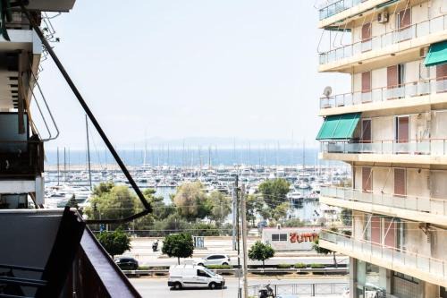 Alimos Apartamento | Spacious and sunlit seaside flat