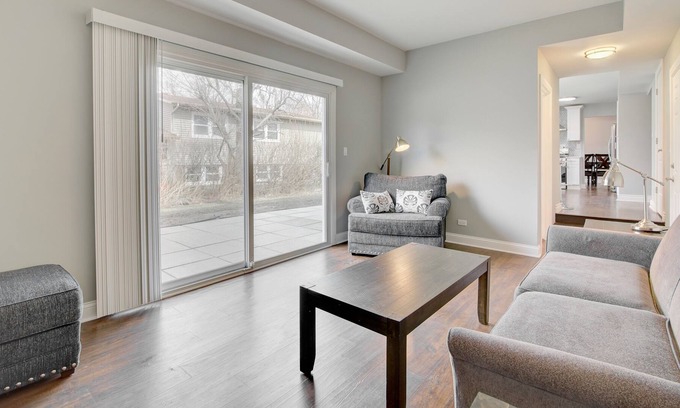 Arlington Heights Casa | Spacious and Cheerful Newly Updated 5 BR Home Close to DT Chicago and Airport