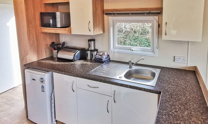Llanllwchaiarn Casa | Spacious and well presented, 12-ft wide caravan with one double and one twin bedroom.