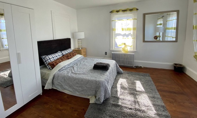 Medford Apartamento | Amplio apartamento - ¡A 5 millas de Boston!