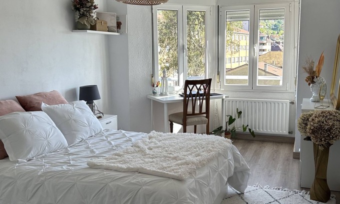Las Campas y San Claudio Apartamento | Spacious apartment at the foot of Monte Naranco and close to the city center.