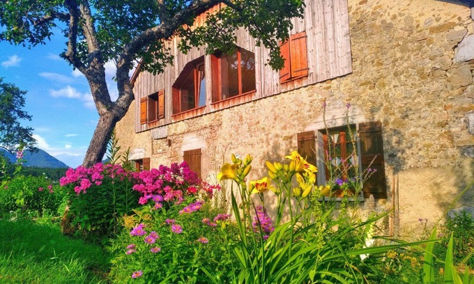 Burdignin Apartamento | Spacious apartment in LA ROCHE AUX FEES with sauna and gym