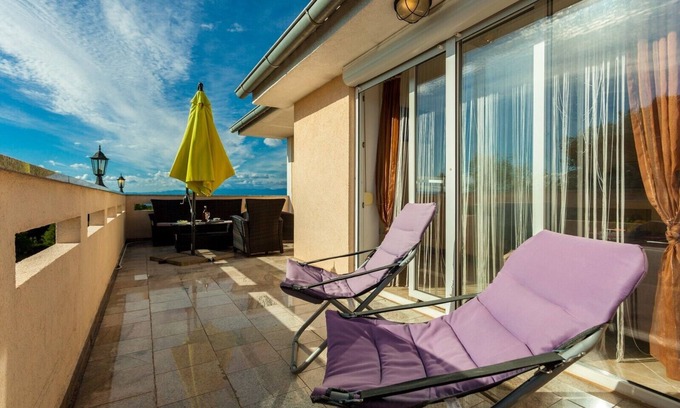 Sveti Anton Apartamento | Amplio apartamento en Malinska con WiFi, aparcamiento gratuito y aire acondicionado