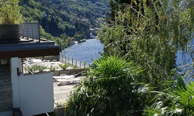 Pognana Lario Apartamento | Spacious Apartment in Pognana Lario with Pool
