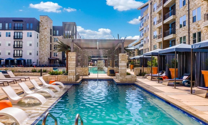 Addison Apartamento | Spacious Apartment/ pool/ Free Parking /fitness room with 2 TV.