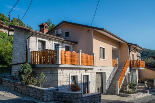 Matavun Apartamento | Spacious Apartment Senozece - with terrace & grill