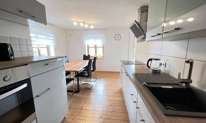 Silberberg Apartamento | Spacious apartment with balcony, hanging chair and box-spring bed