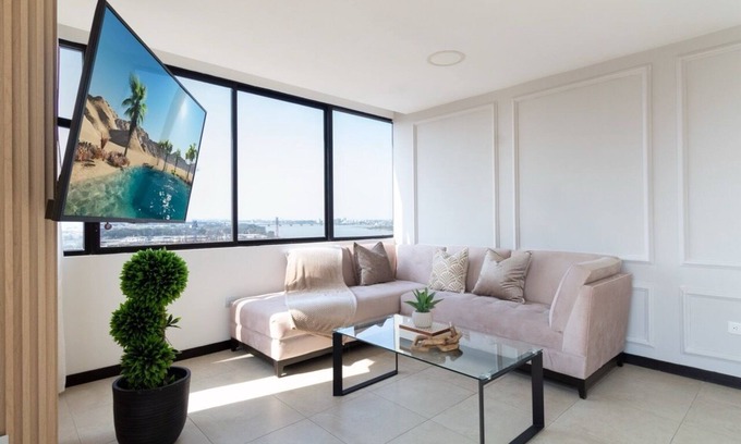 Puerto Santa Ana Apartamento | Spacious Apartment with City View