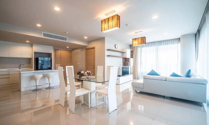 Karon Apartamento | Spacious apartment with jacuzzi and ocean view