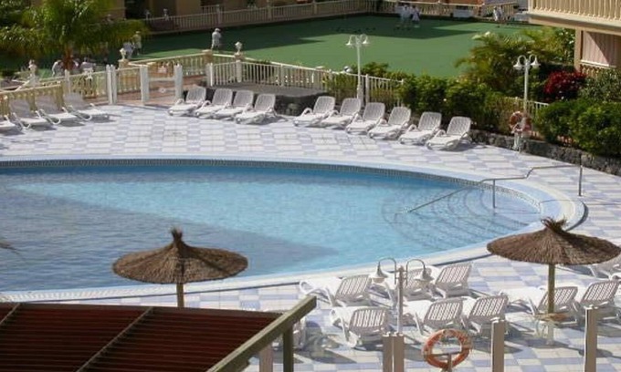 San Miguel de Abona Apartamento | Spacious Apartment Winter Gardens with WiFi and freeview English tv