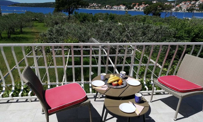 Slano Apartamento | Amplio apartamento con hermosas vistas al puerto deportivo y al mar.