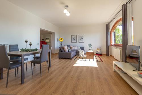 Po' Bandino Casa | Spacious Apartment with Garden & Air Conditioning - La Grande Finestra
