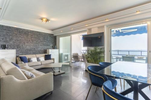Juan-les-Pins Apartamento | Spacious apartment with sea view in Antibes