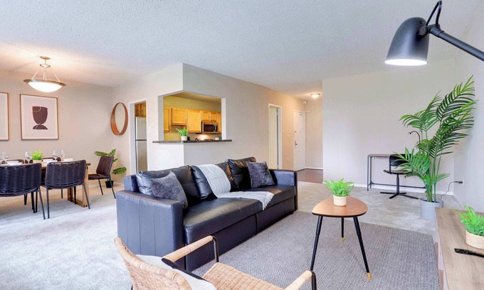Aurora Highlands Apartamento | Metro-Connected Arlington Gem