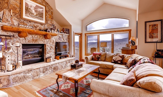 Edwards Condominio | Spacious Arrowhead Townhome, Alpine Views, 4 Br + Den 4 Bedroom Townhouse by RedAwning