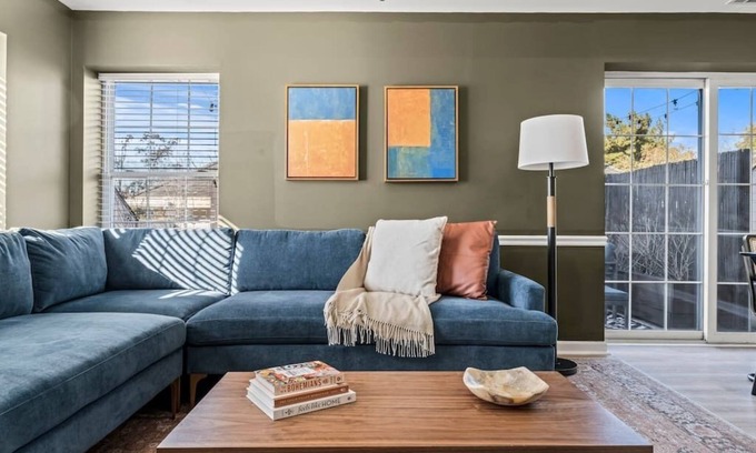 Newtown Apartamento | Spacious | Balcony | Central | Hosted By StayRafa