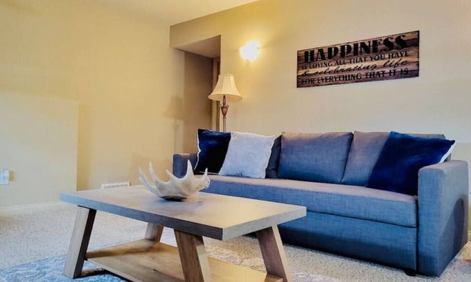 Camrose Apartamento | Spacious Basement suite