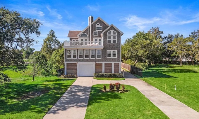 Shoreacres Casa | Bayfront Getaway with Large Deck and Scenic Views