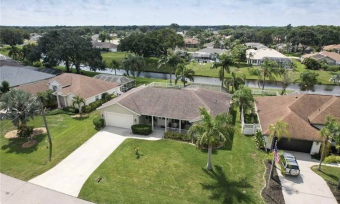 Long Meadow Casa | ☀️🌴Spacious beach home on a canal 18 minutes to the Manasota key beach 🌴☀️