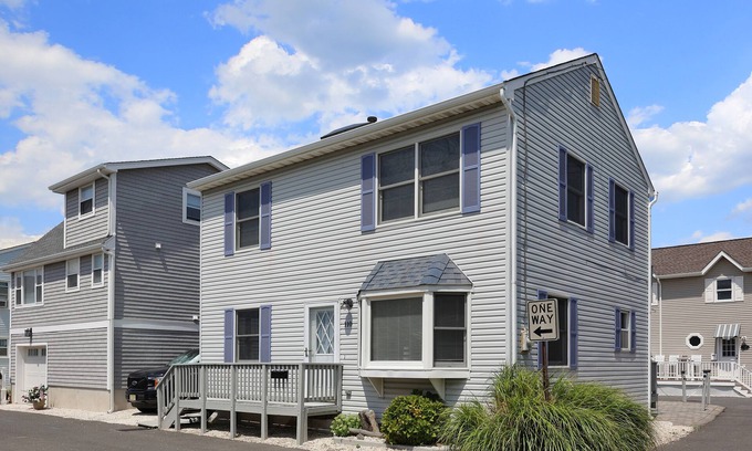 Normandy Beach Casa | Spacious Beach House located 1 Block from the Beach