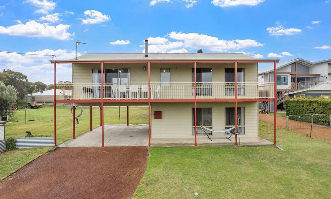 Binningup Casa | Spacious Beach Retreat 4BR, 2BA Coastal Escape in Binningup