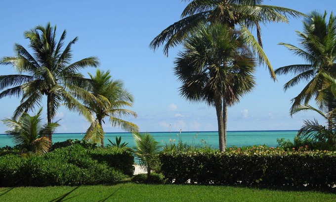 Freeport Casa | Spacious beachfront house, short drive to dining and shopping.
