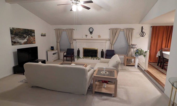 Novi Casa | Spacious Beautiful home in Novi