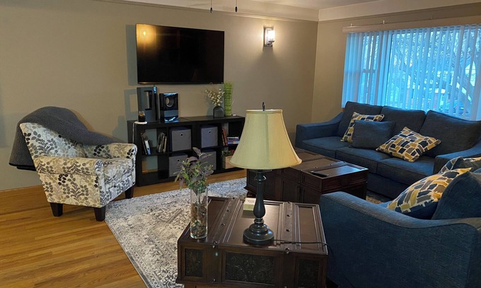 South Central Omaha Apartamento | Spacious Beautiful Omaha Retreat - 2BR/1BA Apartment with All-Inclusive