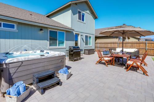 Bellemont Casa | Spacious Bellemont Cabin with Jacuzzi and Mtn View!