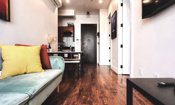 Greenwood Apartamento | Spacious Boutique Apartment w/Laundry + Roof Deck + 5 min to Subway + Parking