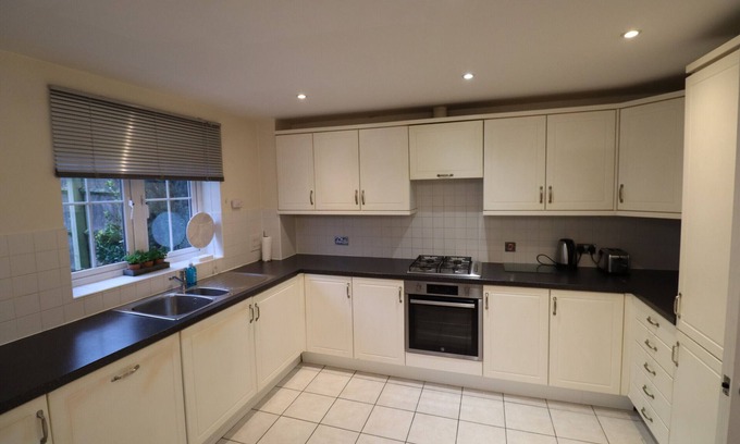 Bracknell Casa | Spacious Bracknell Four Bedroom House