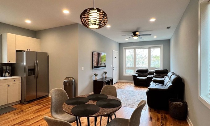 South Austin Apartamento | Spacious brand new condo - 15 min from downtown Chicago! Sleeps 6