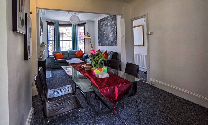 Broad Green Casa | Spacious & Bright 2-bed Detached House With Garden - 2 Mins From Station & Town